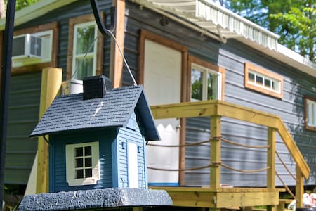 Creekside Tiny on wooded lot your Central Oasis