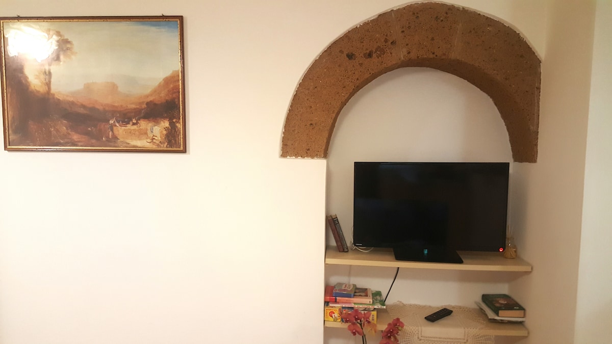 带32英寸电视的角落