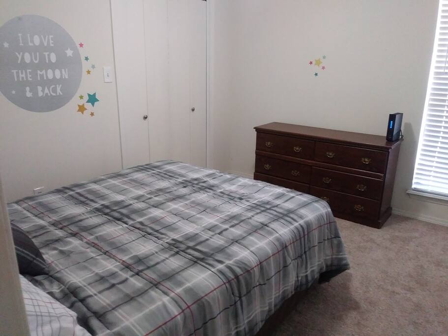2nd bedroom with queen bed