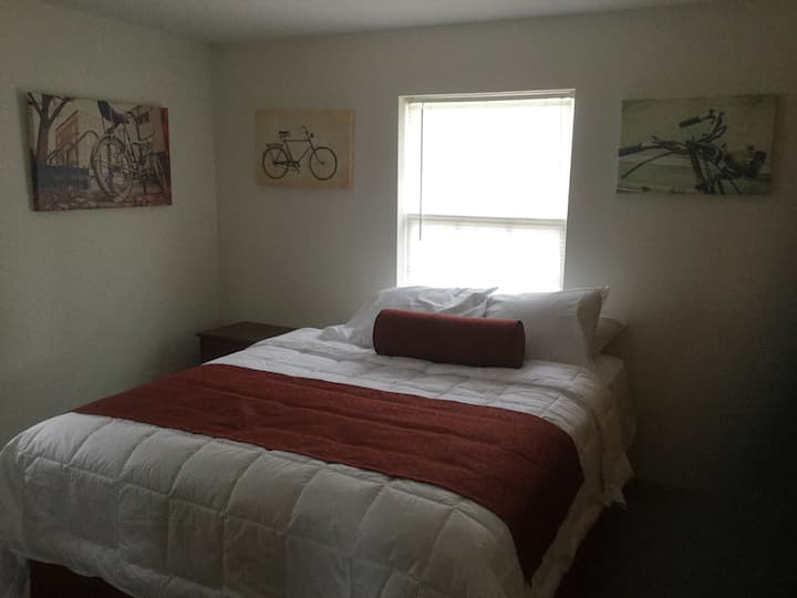 El dormitorio de invitados tiene una nueva cama doble tamaño queen de felpa con soporte de lumbar adicional y almohadas Serta Cool Gel; ropa de cama nueva y fresca también. 