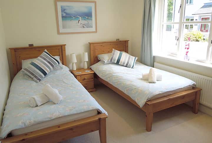 2 единични легла (спалня 4 - разположена на приземния етаж)