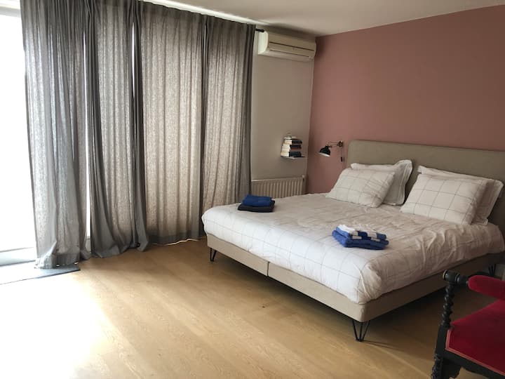 ห้องนอนใหญ่พร้อมระเบียงและแสงแดดยามเช้าพื้นที่ตู้เสื้อผ้ากว้างขวาง