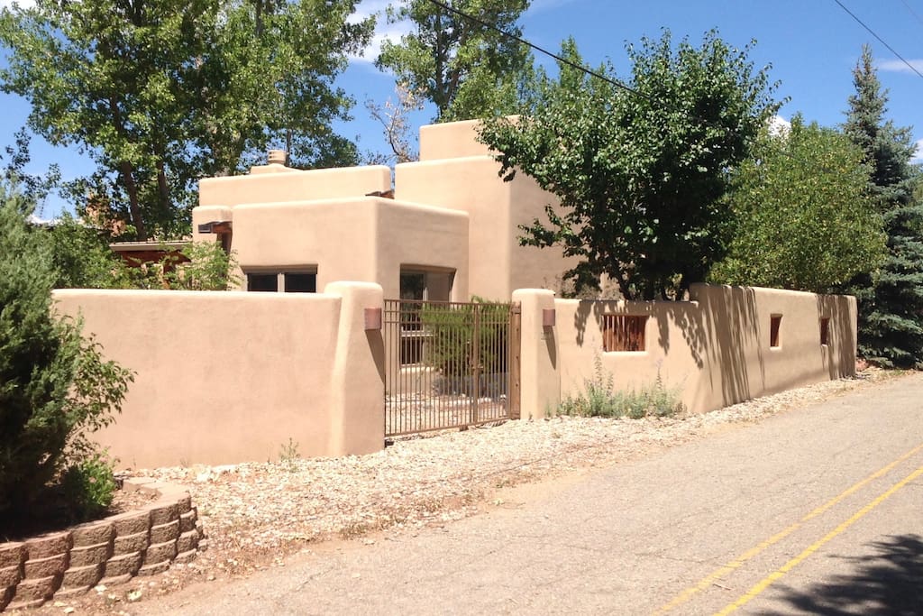 Casa DeVargas Quite NeighborhoodWalk to Plaza Guest suites for Rent