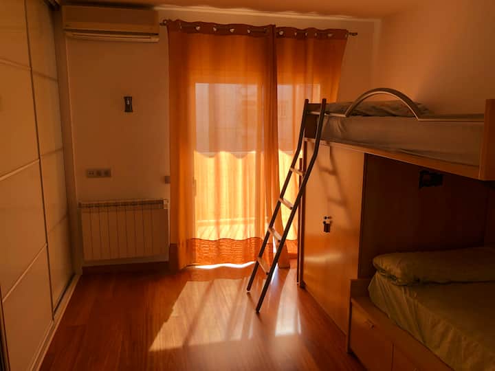 חדר עם מיטות קומתיים