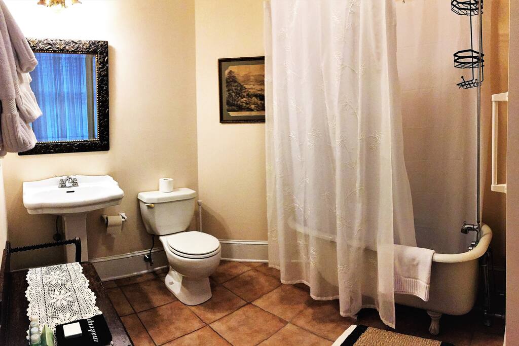 Room 7 bath - combo claw-foot tub/shower