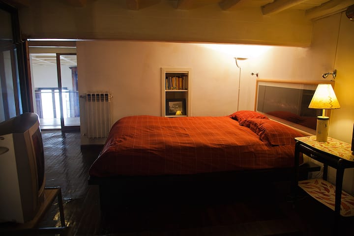 מיטת קינג סייז בקומת ביניים - מיטת קווין סייז בחדר קומת ביניים