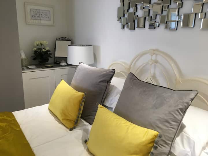 Beautiful Suite with Private Entrance Flats for Rent in Kingsbridge