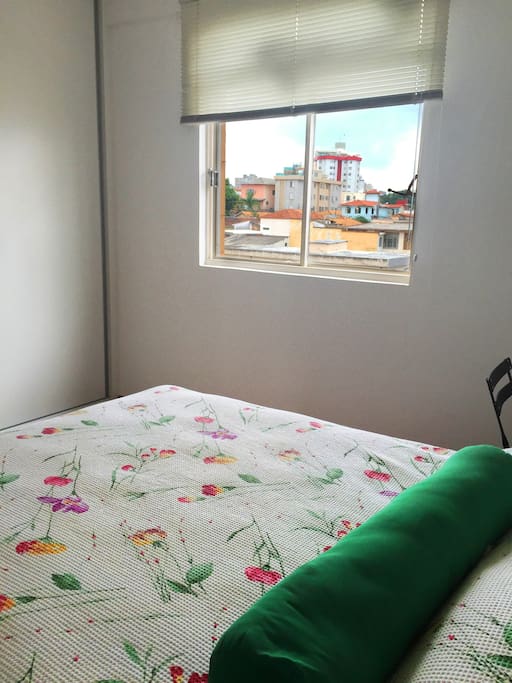 vista do quarto, o qual recebe bastante luz e ventilação.