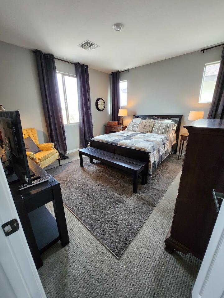 带古董家具的农舍卧室- 2楼
配备流媒体服务的电视
大型衣柜