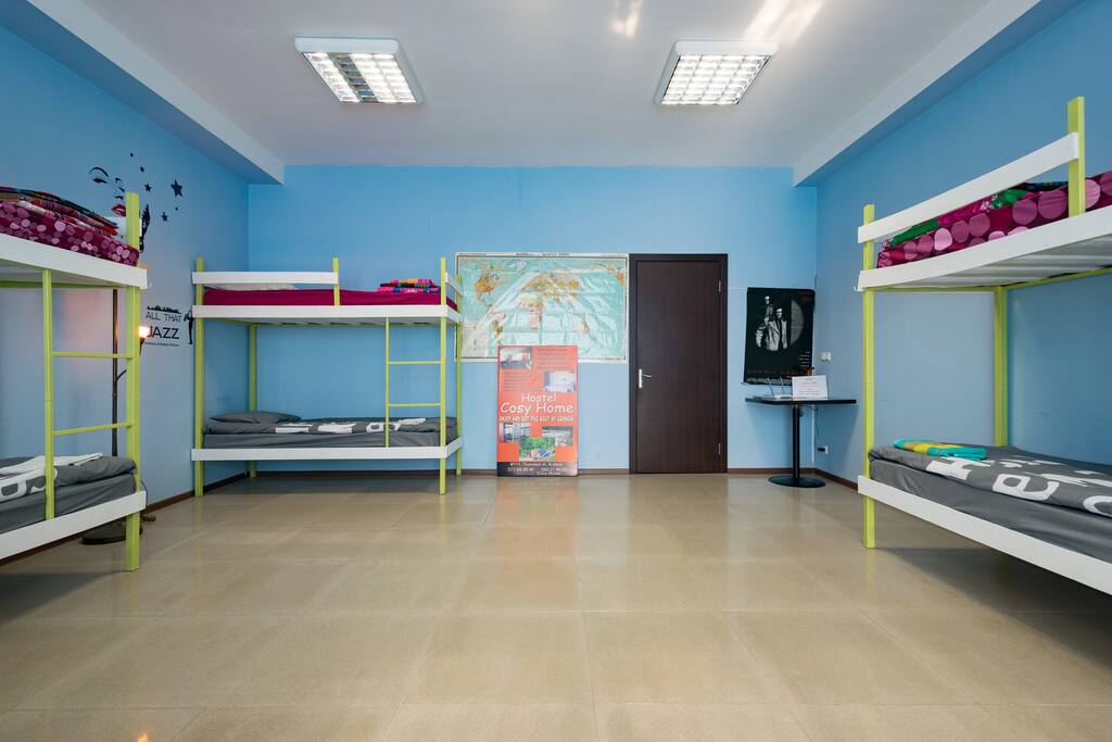 The main room with 6 beds.
