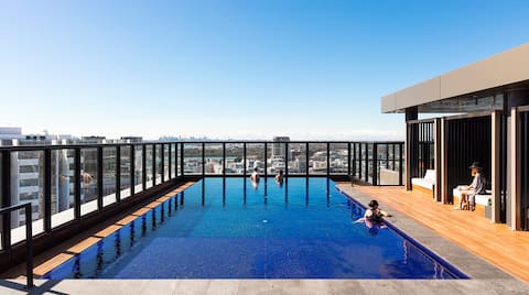Successful Airbnb property: Spacious comfy home for long term stay with pool in Wentworth Point