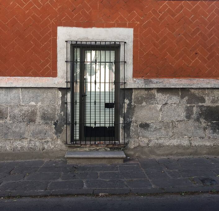 The studio has a main entrance which is independent from the house. You can enter directly on a street level