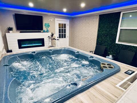 Modern Charm - Indoor Hot Tub & Free EV Charging!