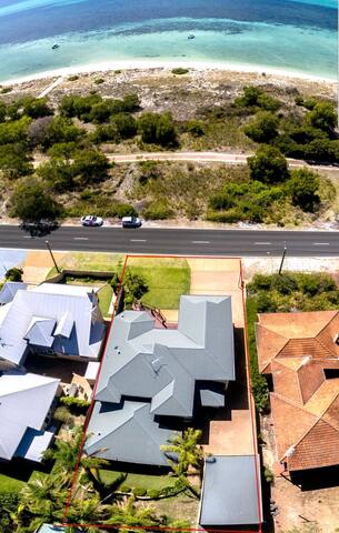 Beachfront/ 7 bedroom / 3 lounges / Walk to town gallery image 3