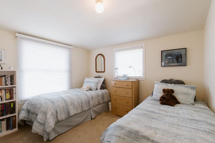 Quarto #2 com duas camas de solteiro