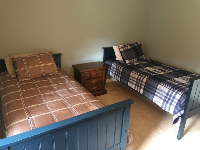 Private Room with 2 Twin Beds Near BWI & Ft. Meade