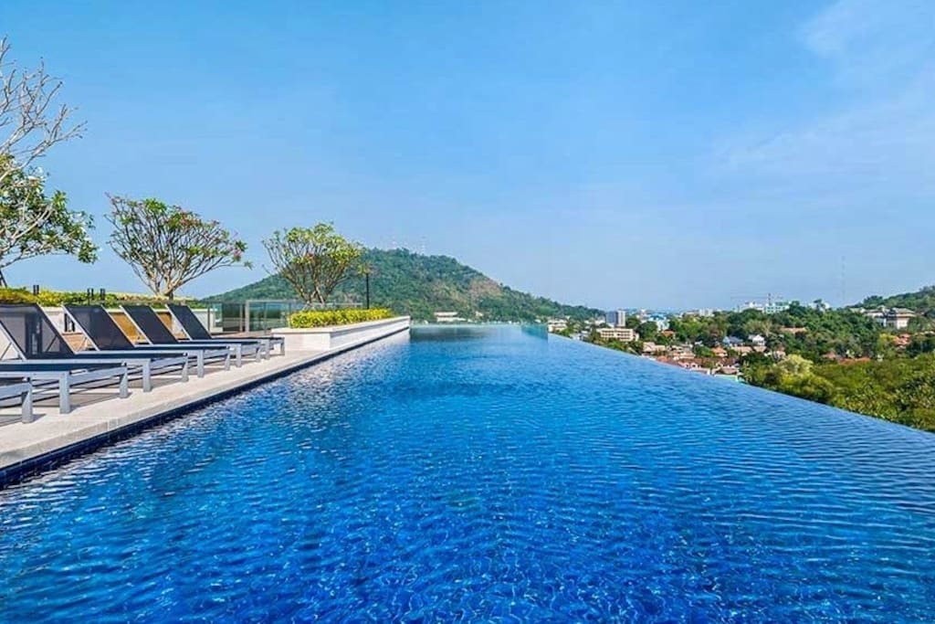 Swimming on rooftop (view 360 •)