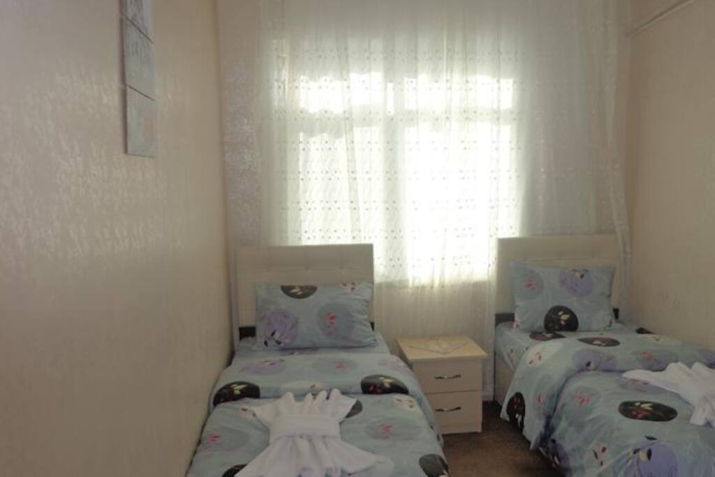 Standart Çift Kişilik veya İki Yataklı Oda
5 Odadan Oluşmaktadır yerimiz.. Her oda kendine has banyosu duşakabini odanın içindedir... Günlük bir odanın Fiyatı 70 TL dir. Eyer kahvaltı isterseniz kahvaltı fiyatı kişi başı 20 TlL dir..