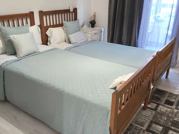 ห้องที่มีระเบียงกระจกที่มีประตูกั้นทางเข้า
เตียง 90 x 200 ซม.