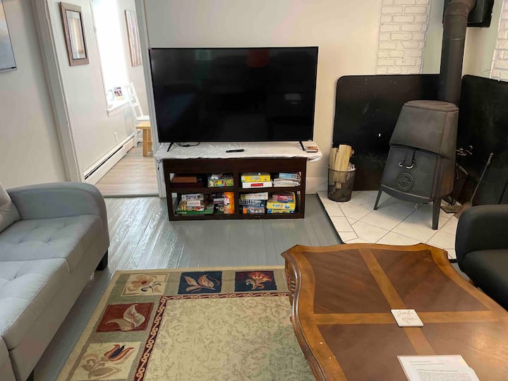 大屏智能电视，您可以观看您最喜爱的节目，只需登录您的账号即可观看。 还有拼图和游戏供小孩玩耍。 在凉爽的夜晚，可以享受舒适的火焰。 