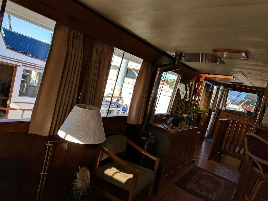 Salon looking forward to the bow