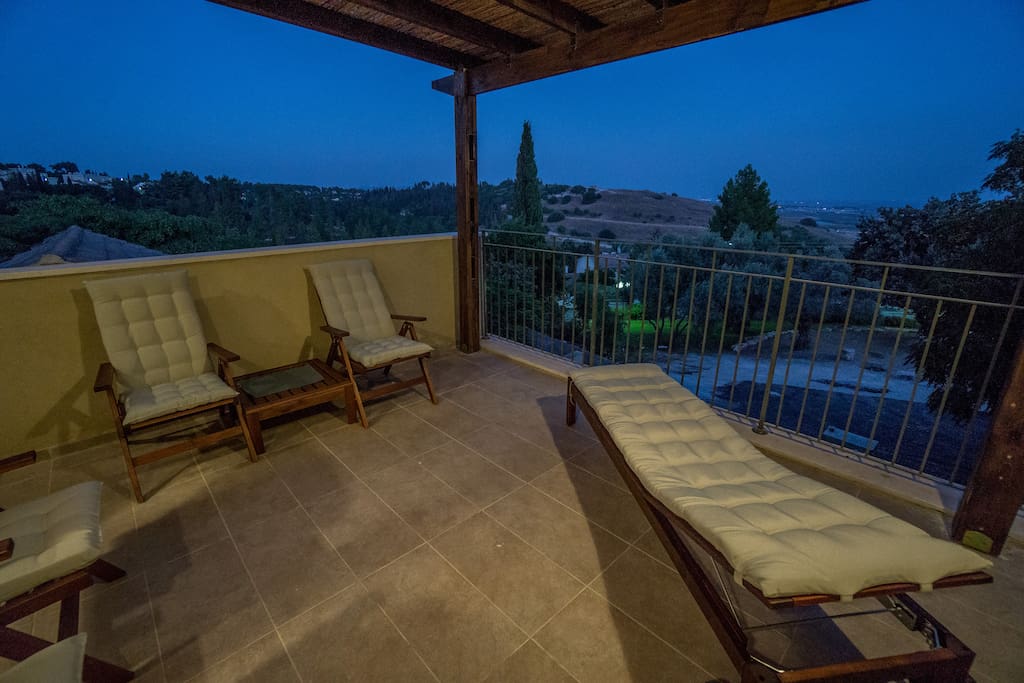 A quiet and quiet evening on the balcony