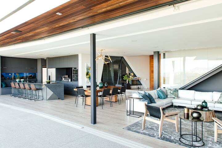 Panoramic Ocean & Mountain views, Luxurious Design gallery image 4