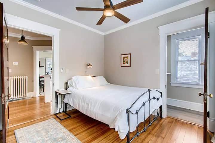 ห้องนอนที่ 2 พร้อมเตียงขนาดควีนไซส์