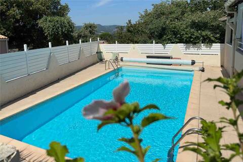 Air-conditioned ground floor apartment with pool access