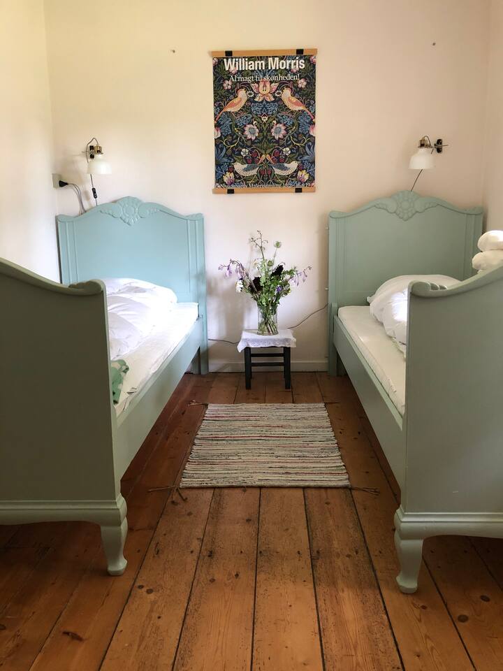 Bračni kreveti iz 1920. godine u lokalnom Jugend stilu.