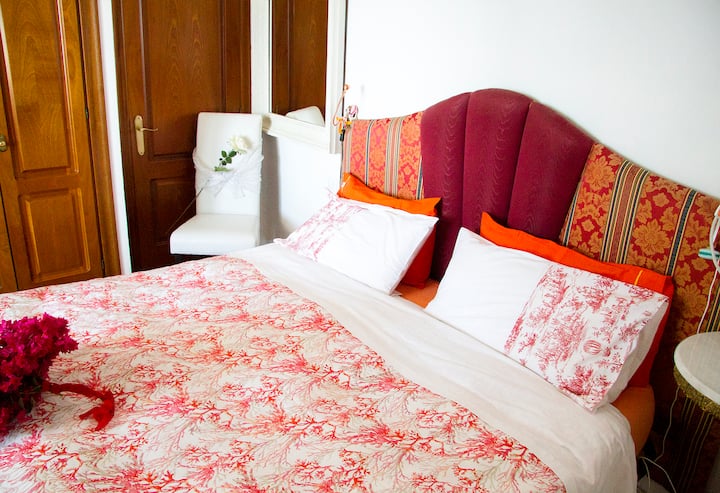 เตียงคิงไซ
ส์มีหมอน 4 ใบให้บริการเพื่อความสะดวกสบายทุกอย่าง
ห้องน้ำในตัวพร้อมฝักบัวอาบน้ำ