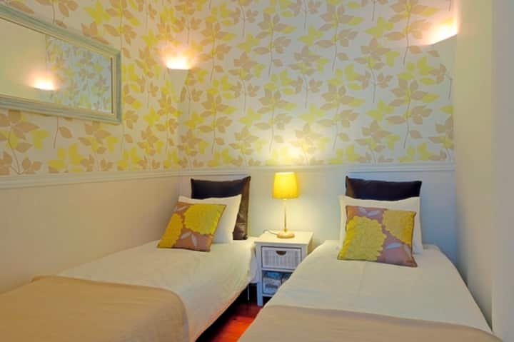 Стая 4 с 2 единични легла (вътрешна стая , без прозорци)