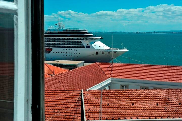 RM3-Lovely river view. historic area. FAST WIFI! gallery image 5