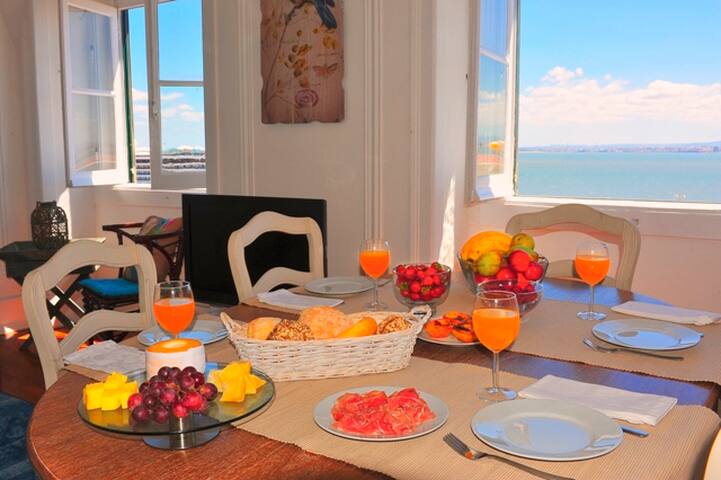 RM3-Lovely river view. historic area. FAST WIFI! gallery image 4