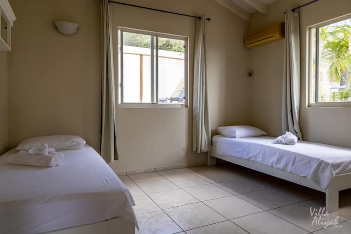 The third bedroom has two single beds, but they can also be put right next to each other.