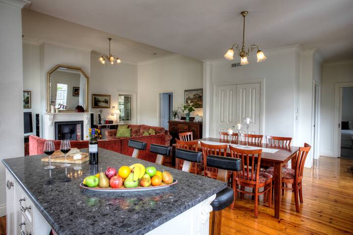 Lonsdale Palms Heritage House – an elegant getaway gallery image 4