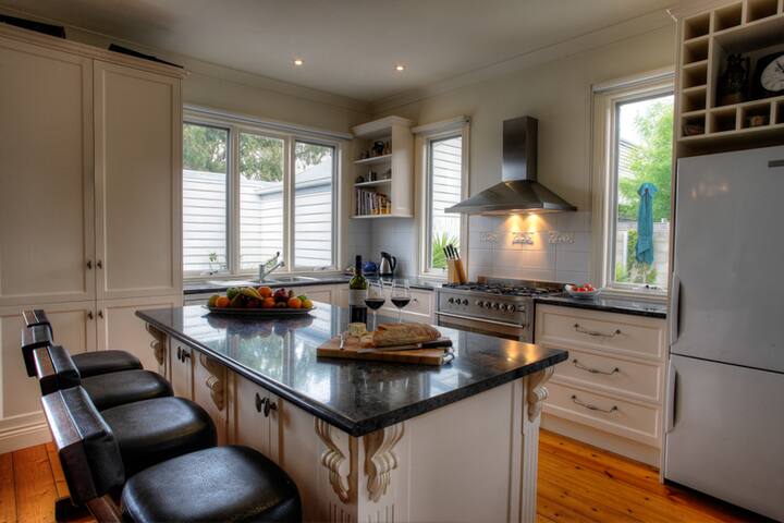 Lonsdale Palms Heritage House – an elegant getaway gallery image 3