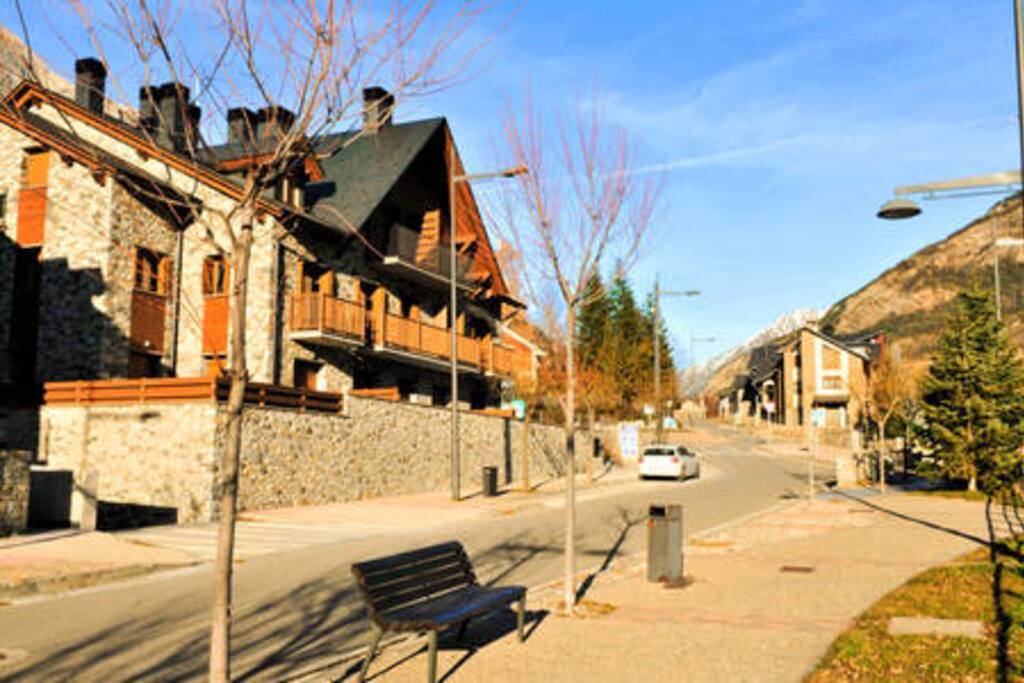 El edificio. Estilo benasqués en el otoñal Paseo de Eriste de Benasque.