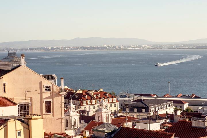 Historic Center Stunning River View gallery image 4