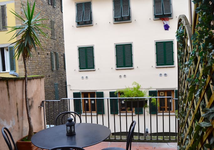 Oro 2 bdr with Terrace on Ponte Vecchio