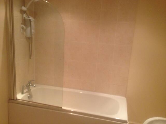 5 bed house close to Uni. Sleep 11 gallery image 2