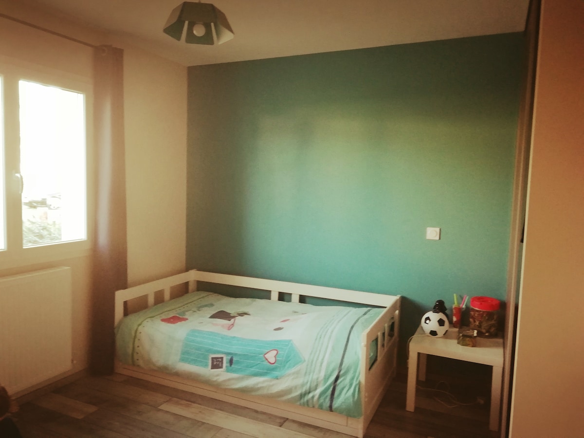 Cama extraíble extensible en cama para 2 personas, bases de cama a la misma altura.
Área para dormir de 90x190 cm o 180x190 cm