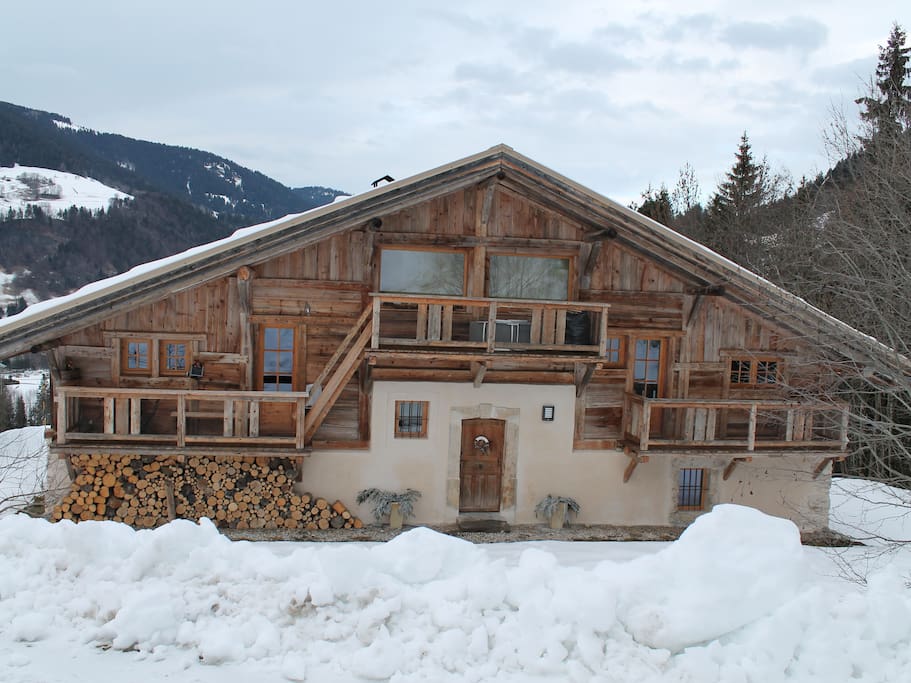 ce chalet est situé au milieu des pistes du front de neige de praz sur arly