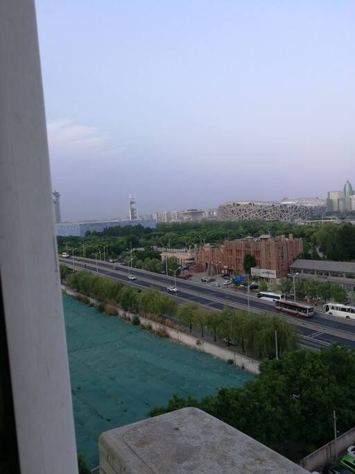 客厅窗外即可看到鸟巢水立方