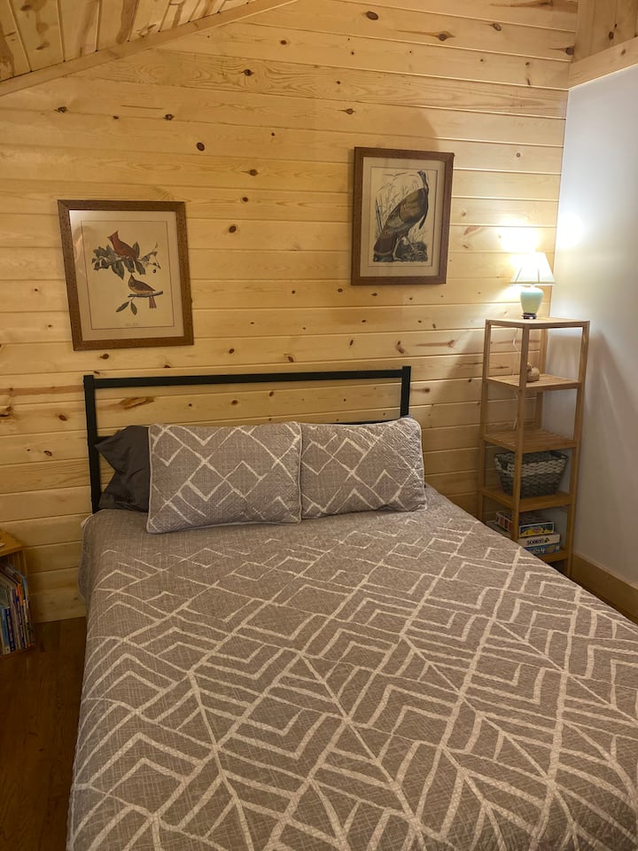 Спалната соба со брачен кревет (широк 150-179 см) вклучува душек Tuft и Needle, сенки за блокирање на светлината, гардеробер и катче за читање. 