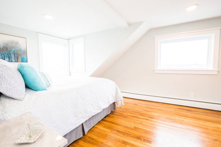 Modern 6 Bed 3 Bath House next to First Beach! gallery image 4