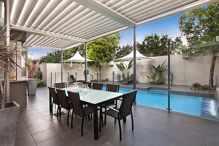 Lambert House, City Luxury, Sleeps 16 gallery image 4