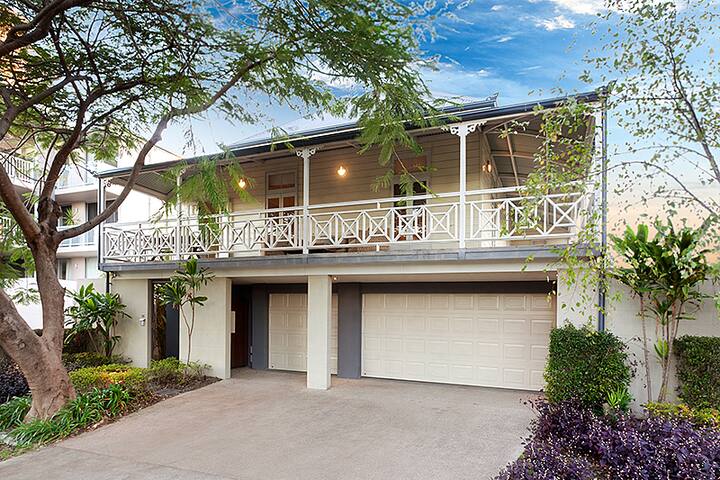 Lambert House, City Luxury, Sleeps 16 gallery image 2