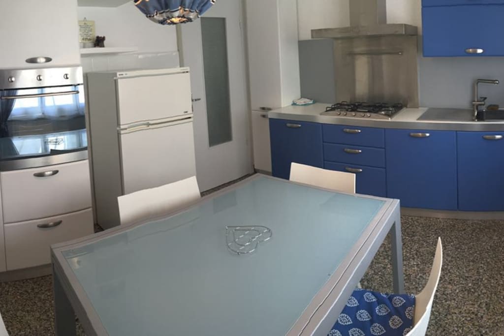 Cucina con forno e lavastoviglie