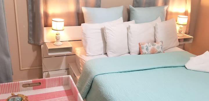 1 Queen size bed & Delicate  ambiance dècor.